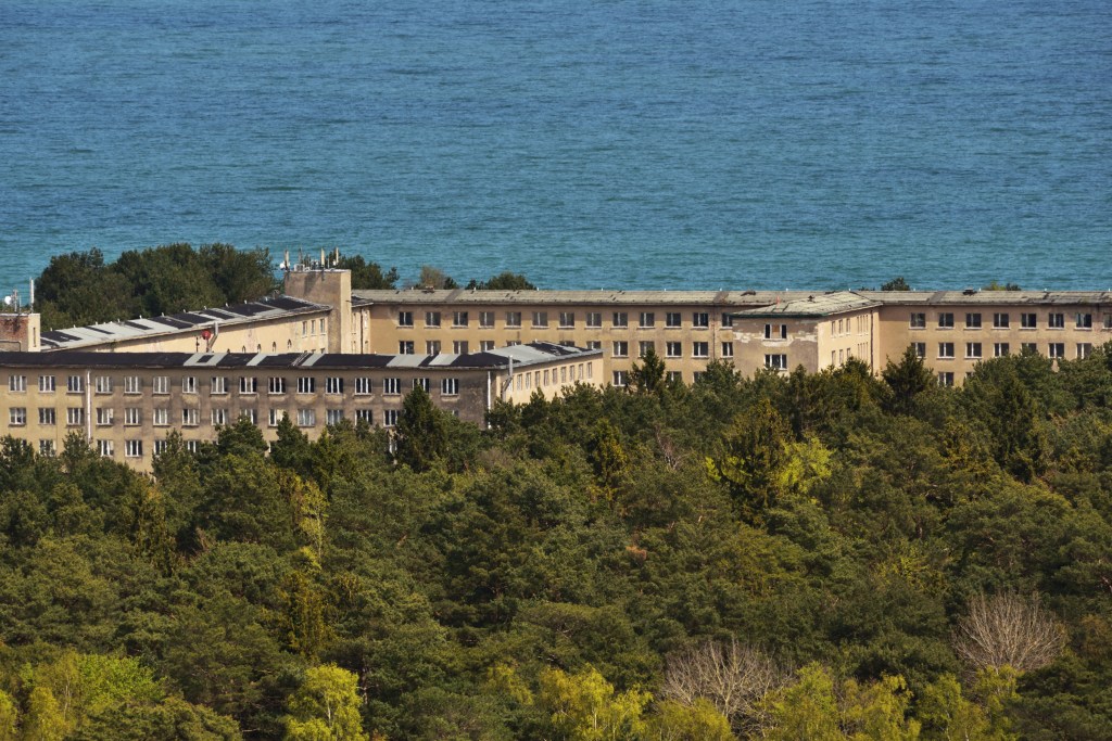 Lost Places auf Rügen: Prora steht mitten am Strand