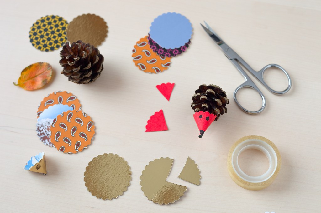 Weihnachtsdeko DIY: Igel aus Zapfen basteln