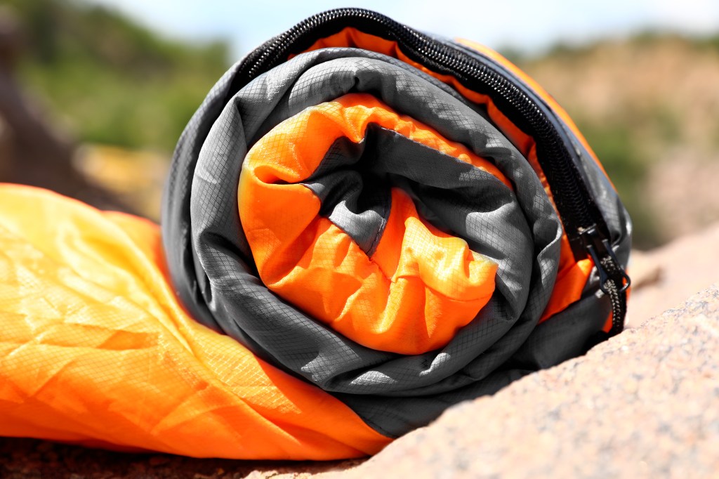 Nicht in jedem Hostel sind die Betten sauber und ordentlich. Ein Schlafsack-Inlett schützt dich bei fragwürdiger Bettwäsche.