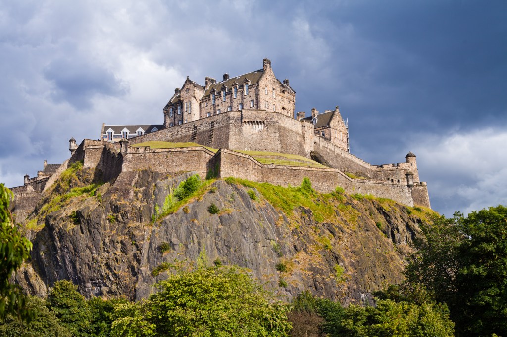 Die Burg Edinburgh Castle gilt als eine der bedeutendsten Sehenswürdigkeiten Schottlands.