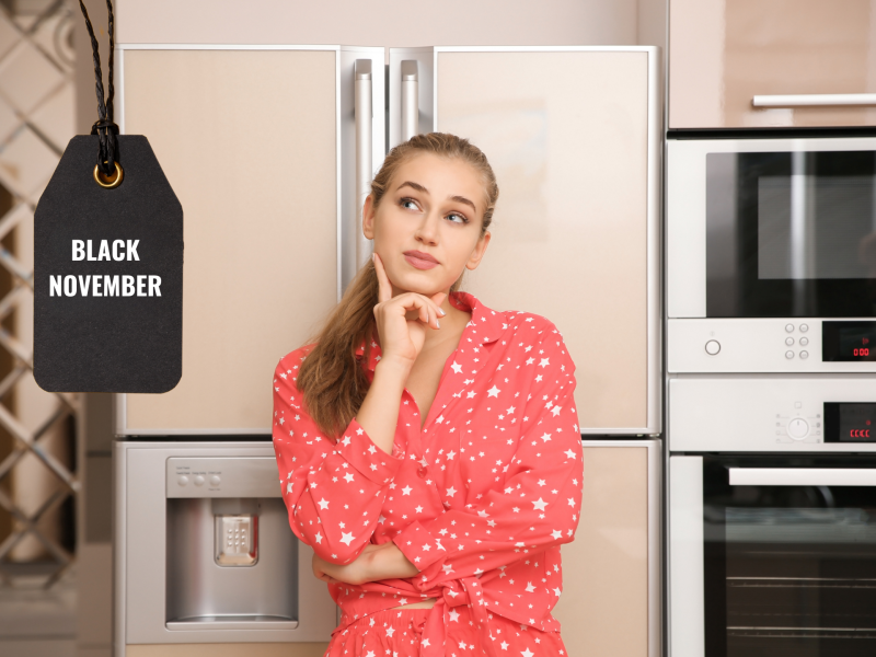 Frau vor Kühlschrank Küche Black November