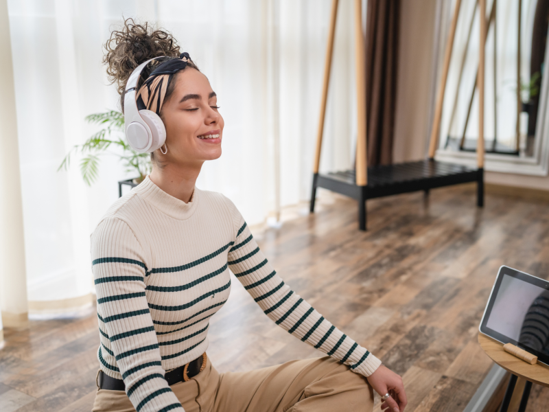 Frau mit KopfhÃ¶rern gefÃ¼hrte Meditation