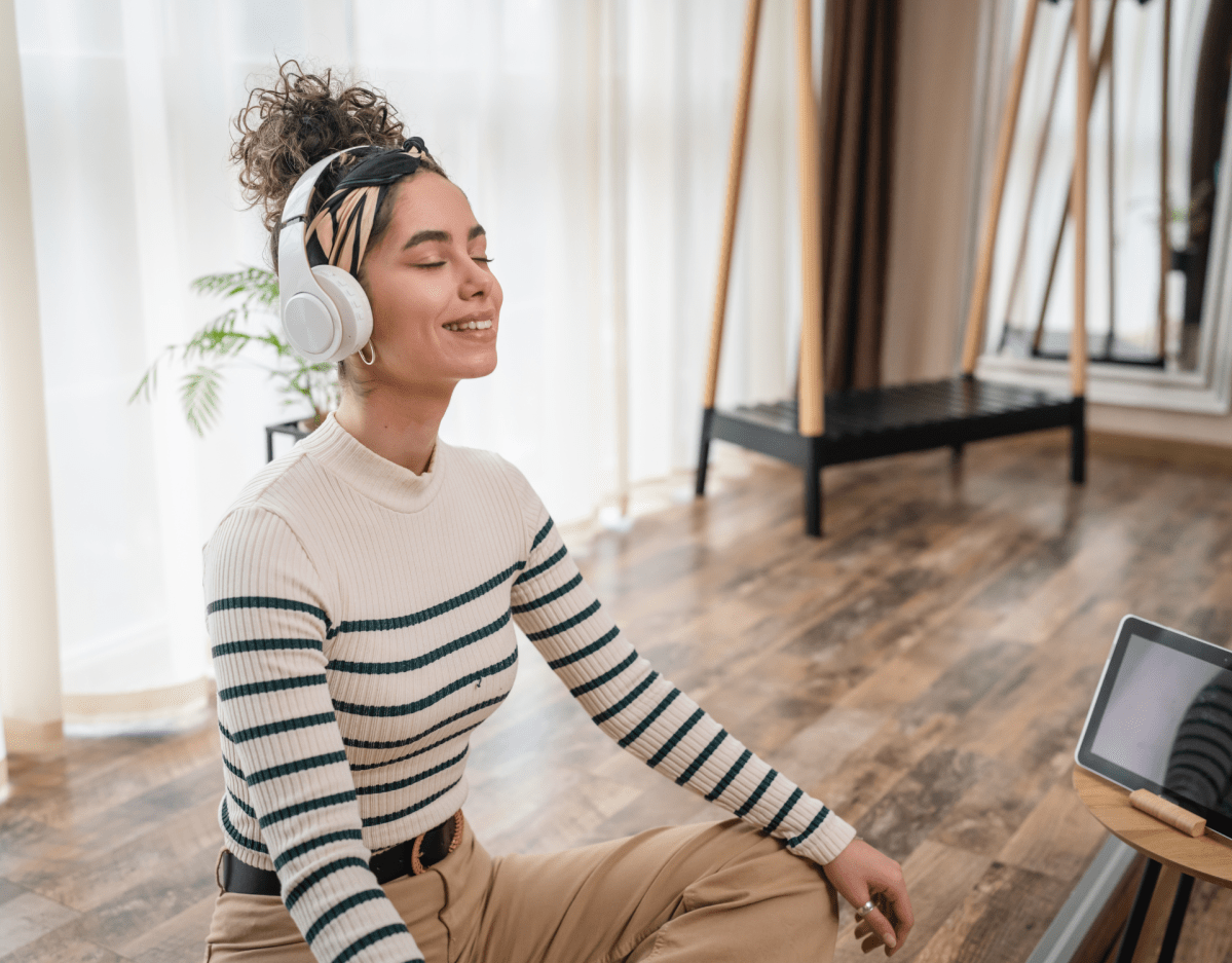 Frau mit KopfhÃ¶rern gefÃ¼hrte Meditation