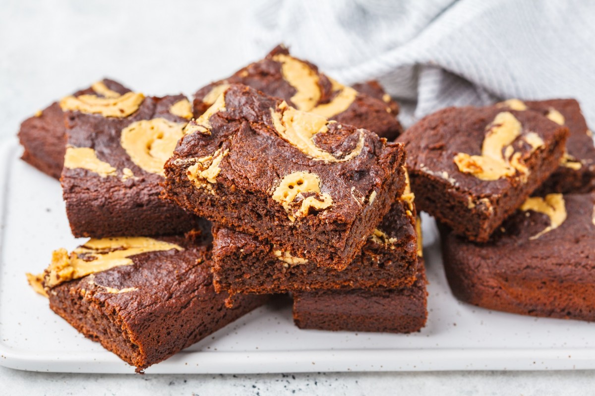 Bananen-Erdnussbutter-Brownies auf einem weiÃŸen Teller