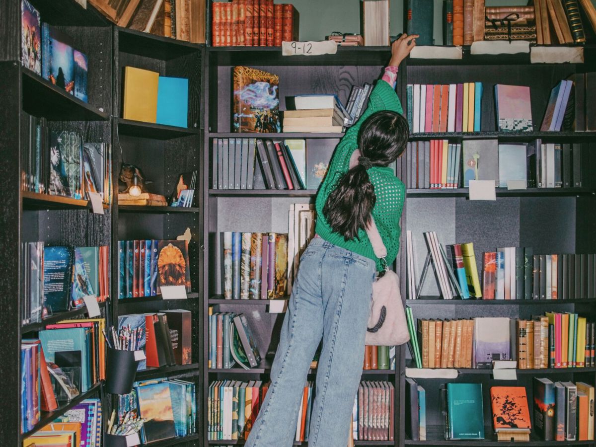 Bookshelf Wealth: Was kann der gehypte TikTok-Interior-Trend für Bücherwürmer?