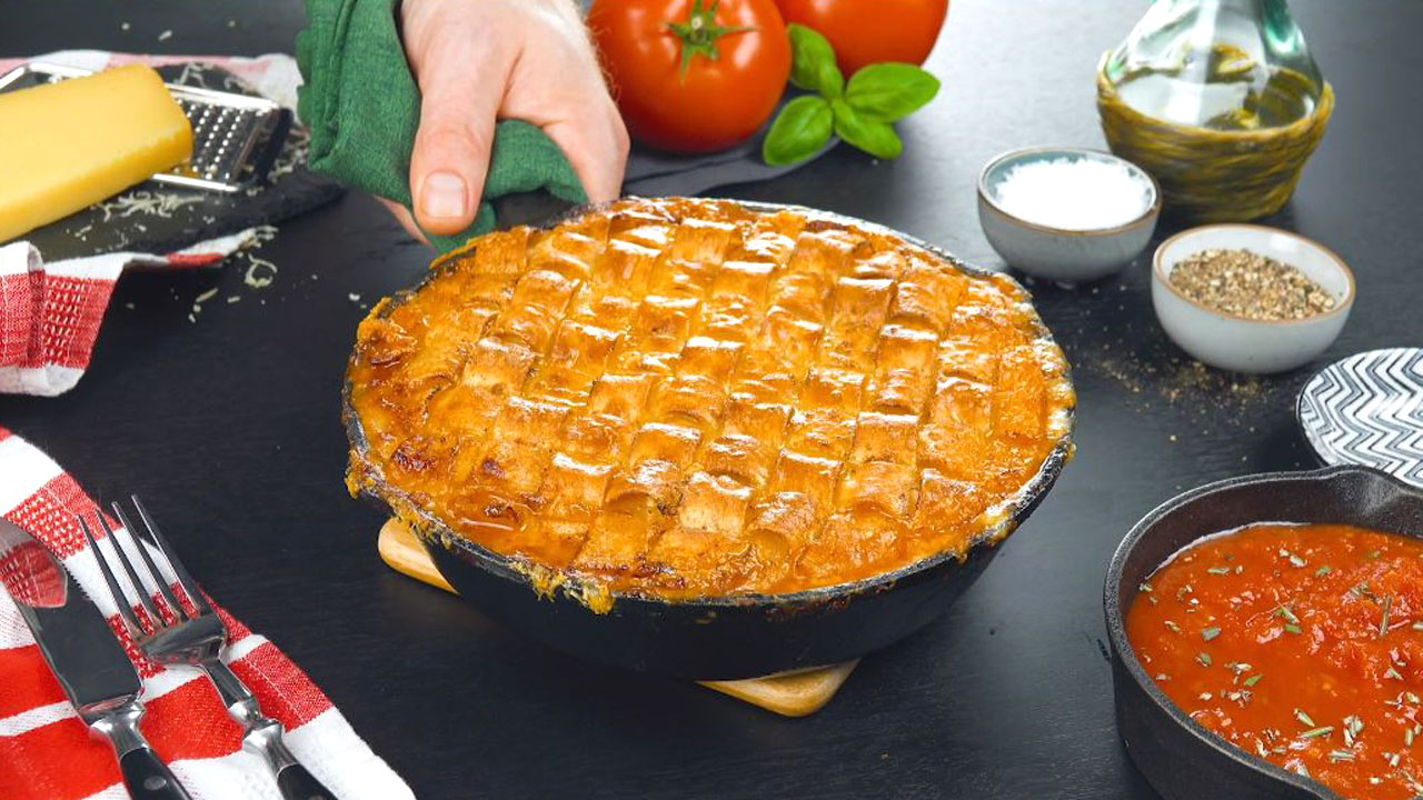 HackbÃ¤llchen mit Decke aus KÃ¤se und Pappardelle in Pfanne