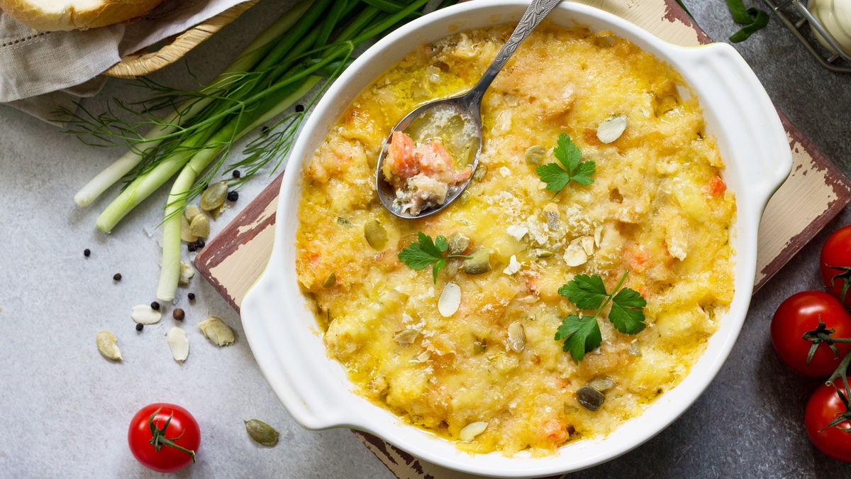 Fisch-Crumble in weiÃŸer Auflaufform.