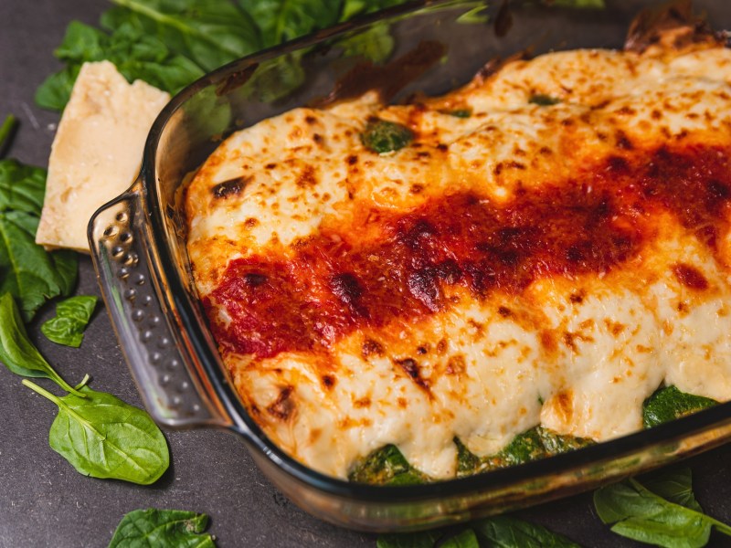 GefÃ¼llte Manicotti mit KÃ¤se Ã¼berbacken in einer Auflaufform.