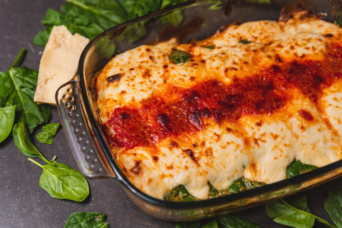 GefÃ¼llte Manicotti mit KÃ¤se Ã¼berbacken in einer Auflaufform.