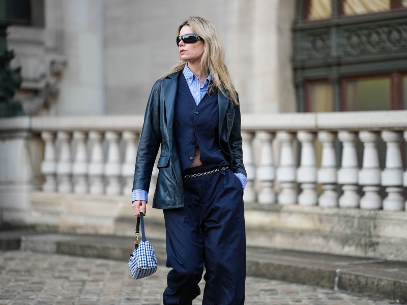 Frau mit Weste und Baggy Hose auf StraÃŸe.