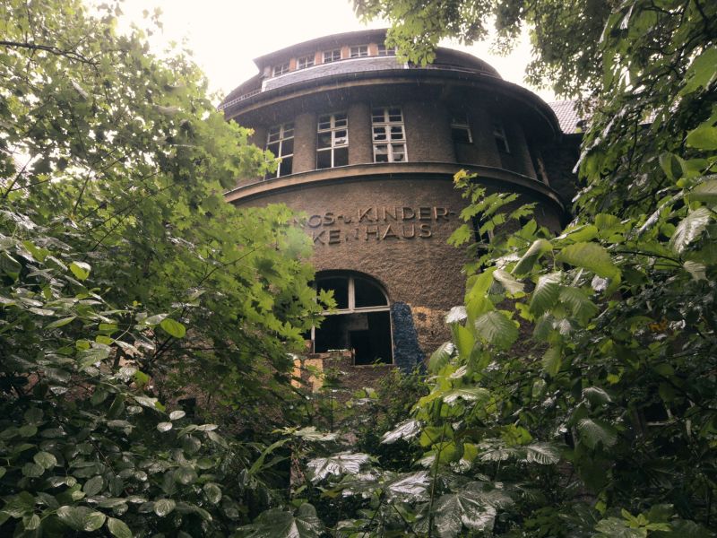 Das Kinderkrankenhaus Weißensee zählt zu den beliebtesten Lost Places in Berlin.