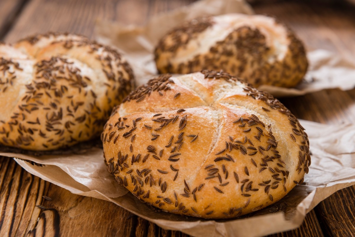 drei KÃ¼mmelbrÃ¶tchen auf Backpapier