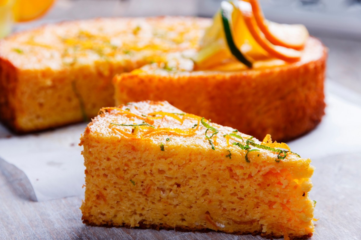 Ein StÃ¼ck saftiger Orangen-Mandel-Kuchen mit Zeste bestreut.