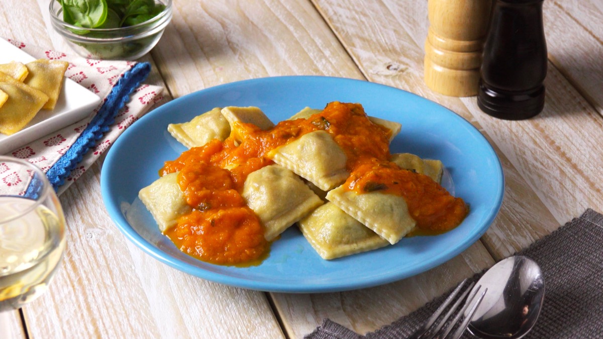 Teller mit Ravioli aus der EiswÃ¼rfelform