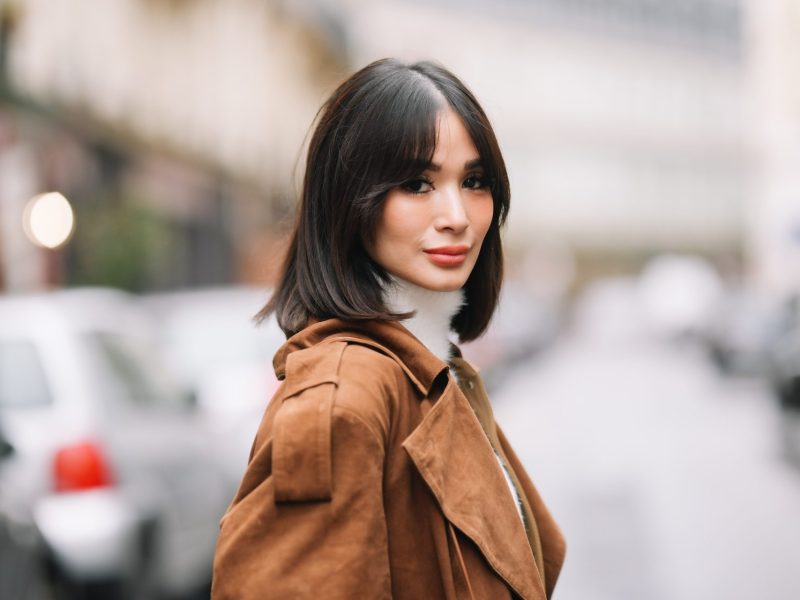 Frau mit Rollkragenpullover und Lederjacke