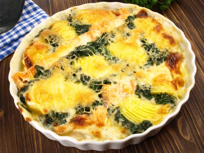 Schwedisches Lachs-Gratin mit Spinat in der Draufsicht.