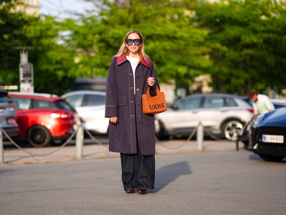 Frau mit Trenchcoat