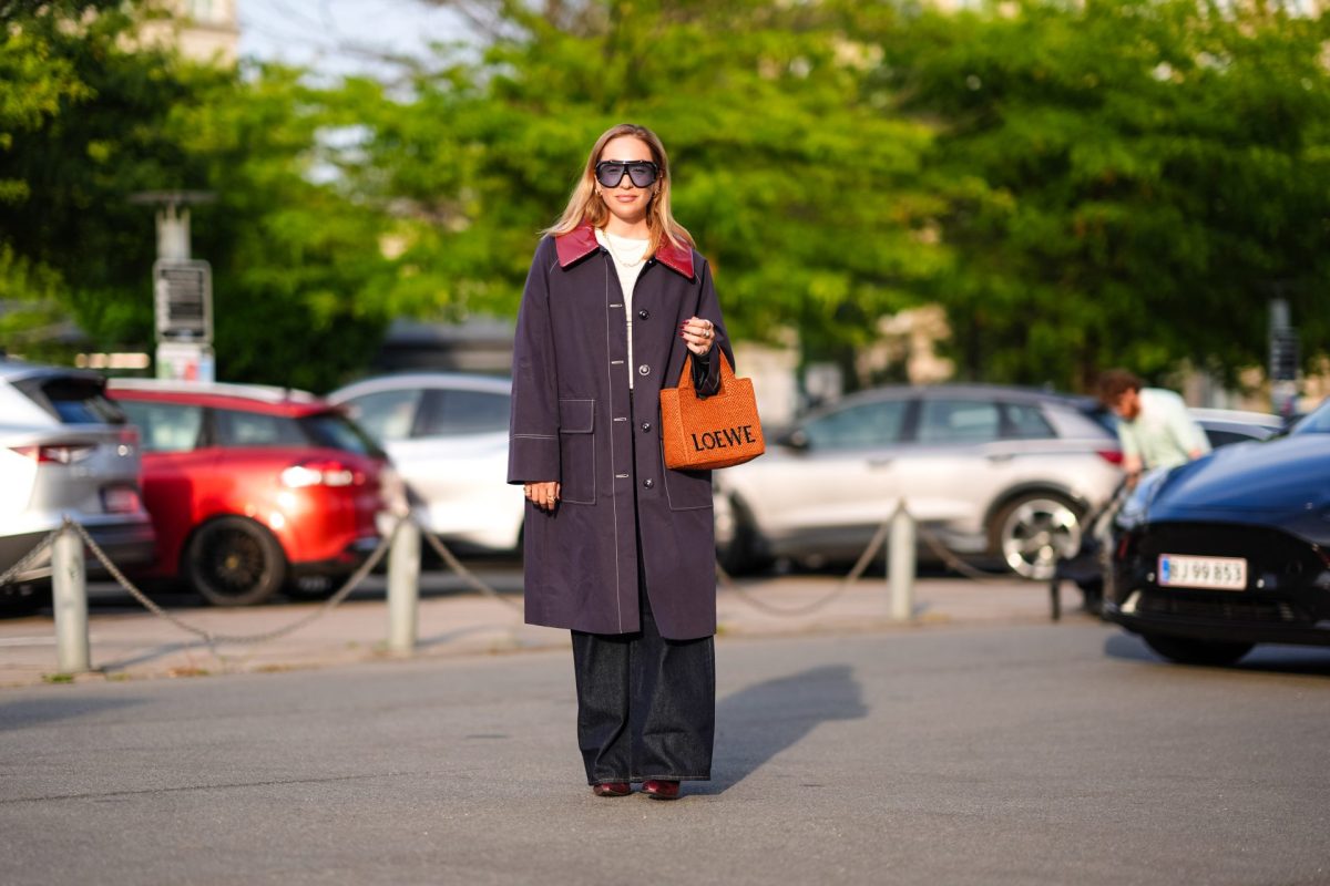 Frau mit Trenchcoat