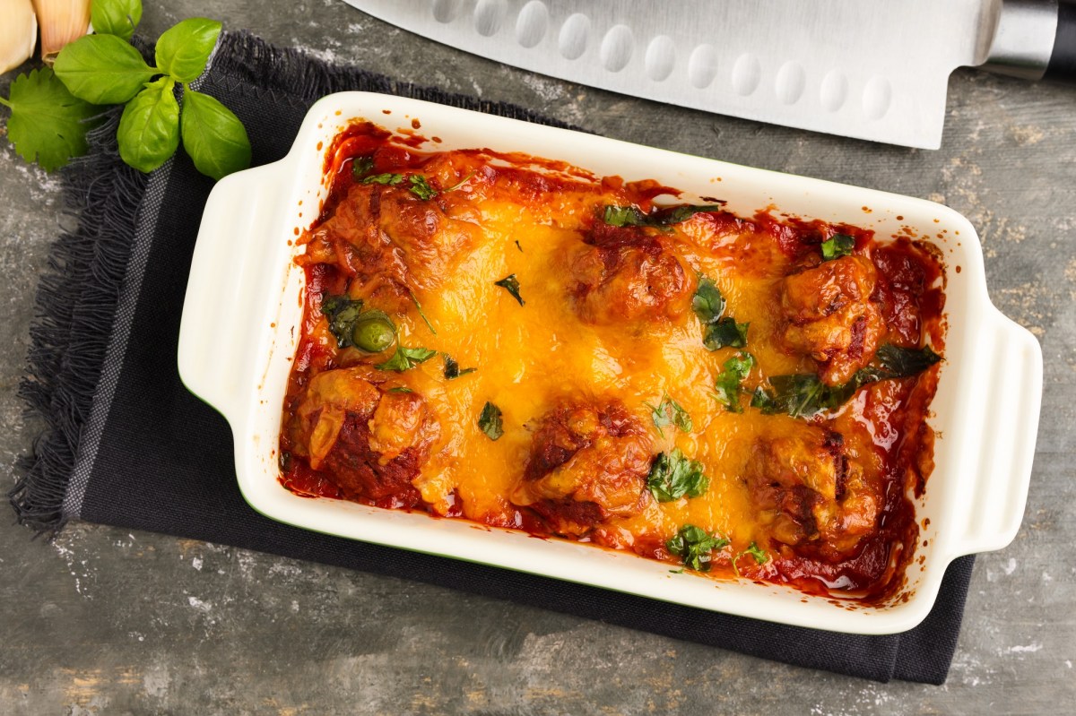 Auflaufform mit Ã¼berbackenen HackbÃ¤llchen in TomatensoÃŸe