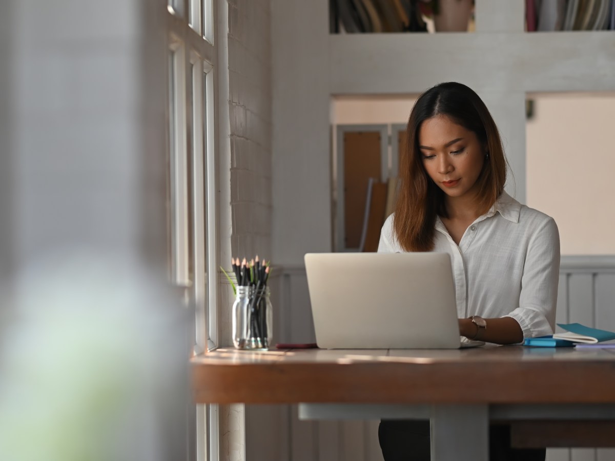 GeschÃ¤ftsfrau arbeitet im Homeoffice mit Laptop-Computer.