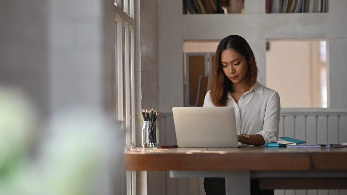 GeschÃ¤ftsfrau arbeitet im Homeoffice mit Laptop-Computer.