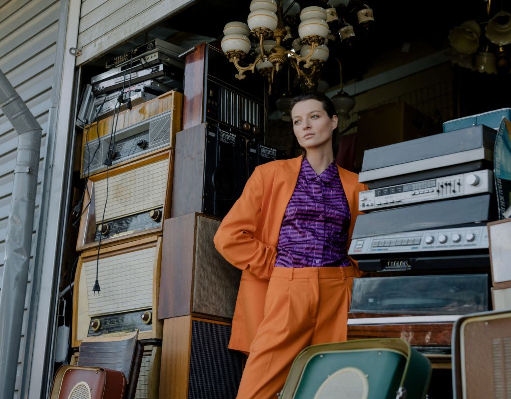Frau mit Vintage-Möbeln
