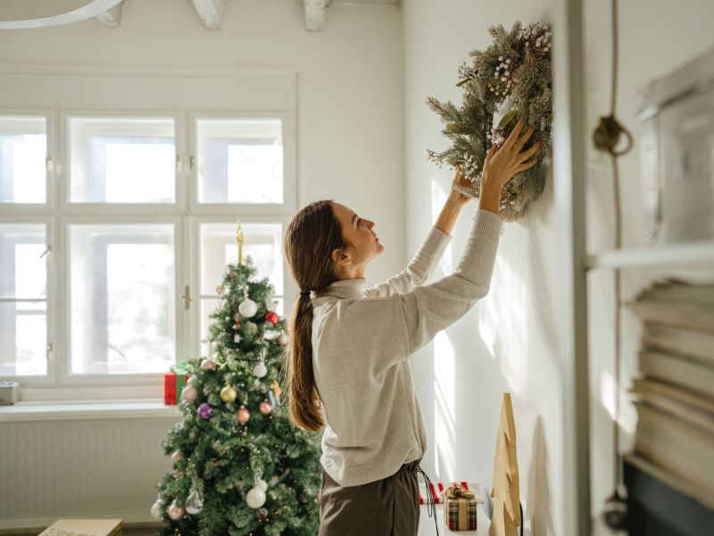 Frau schmÃ¼ckt fÃ¼r Weihnachten