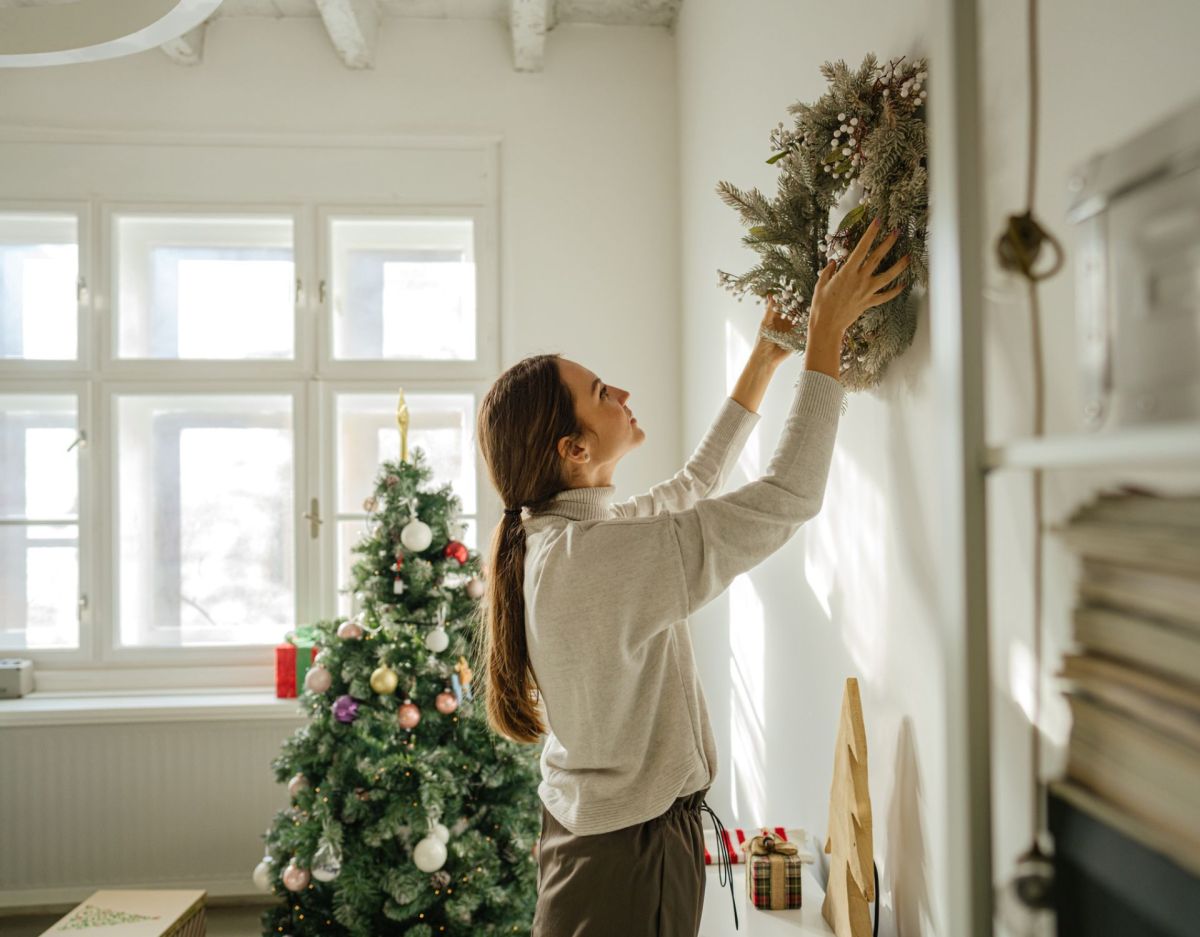 Frau schmÃ¼ckt fÃ¼r Weihnachten