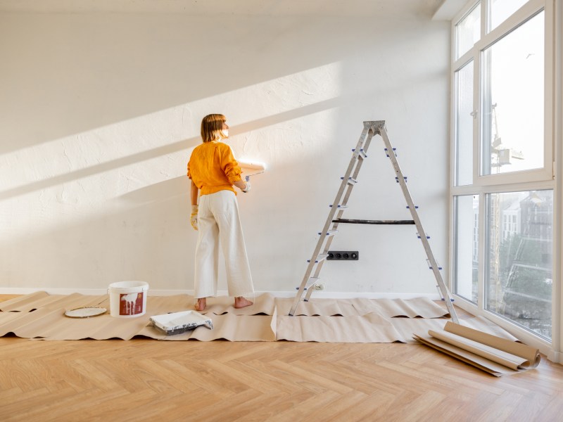 Frau beim Wohnung einrichten