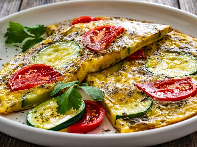 Teller mit Zucchini-Tomaten-Omelett