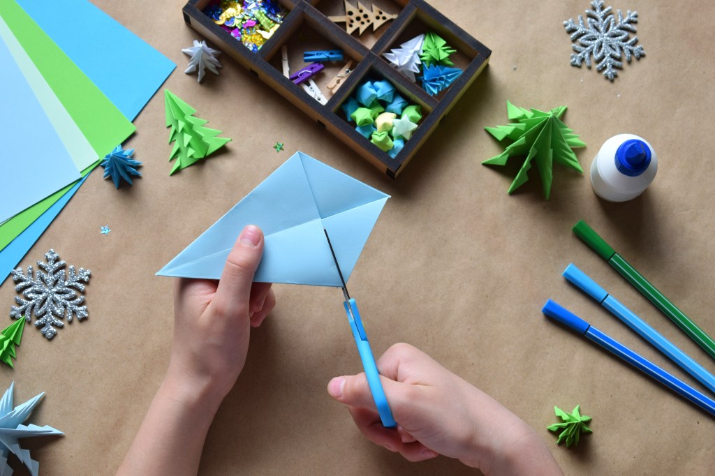 Anleitung: Weihnachtskarten basteln: DIY-Origami-Idee mit Tannenbaum aus Papier