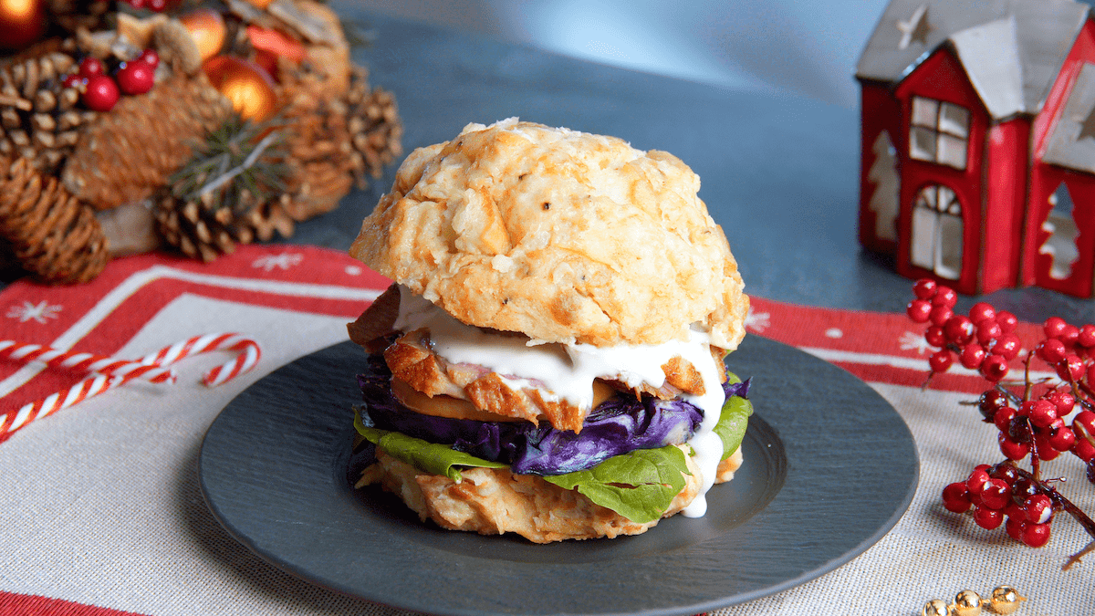 KnoÌˆdel-Burger mit Entenbrust und Rotkohl