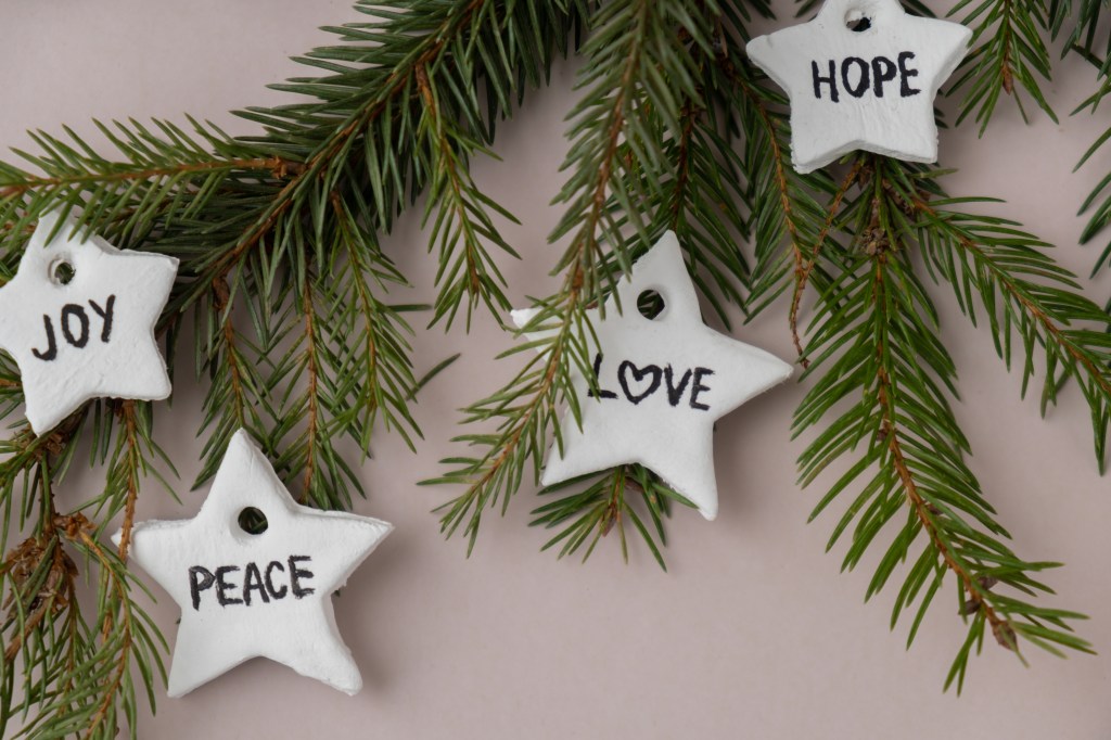 Christbaumschmuck aus Modelliermasse: DIY Idee zum Basteln