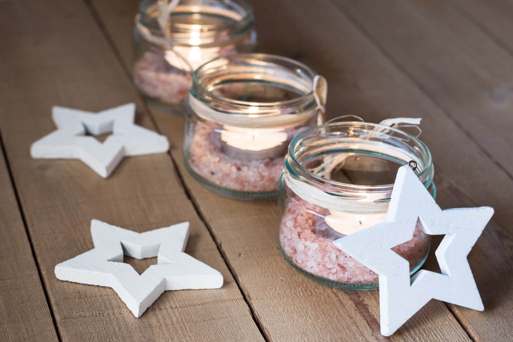 Teelichter: DIY-Upcycling-Idee als Weihnachtsdeko mit kleinen Einweggläsern und Himalyasalz