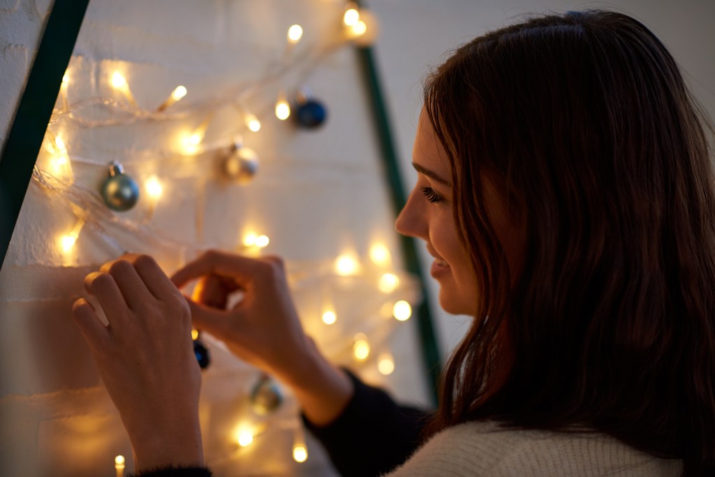 Weihnachtsbaum: Schnelle DIY-Wanddeko mit Lichterkette