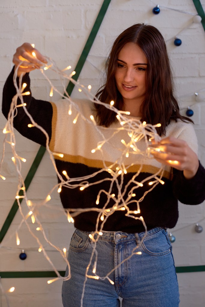 Weihnachtsbaum: Schnelle DIY-Wanddeko mit Lichterkette