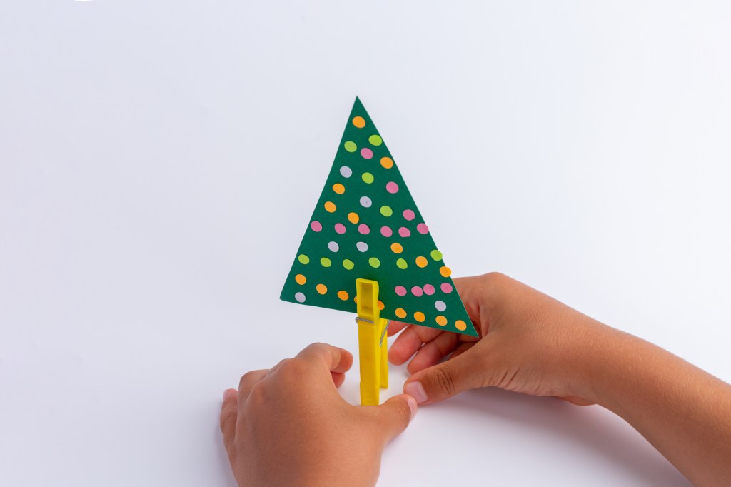 Weihnachtsdeko mit Kindern basteln: DIY-Tannenbaum aus Papier