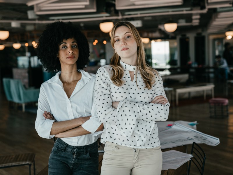 PortrÃ¤t zweier junger erwachsener Frauen in ihrem modernen BÃ¼ro.