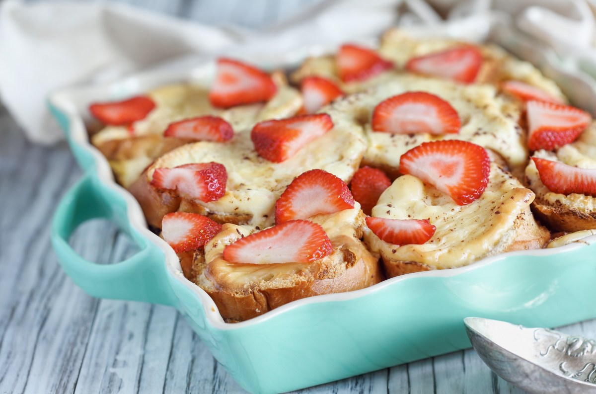 Ein Brioche-Auflauf mit Erdbeeren in einer Auflaufform.