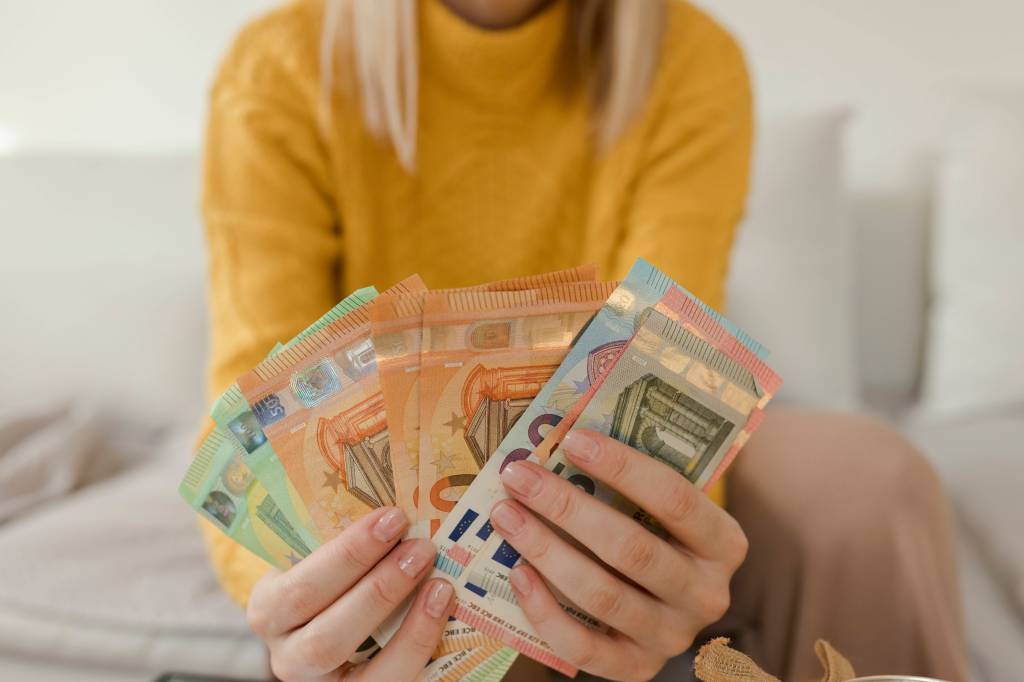 Frau Geld in der Hand