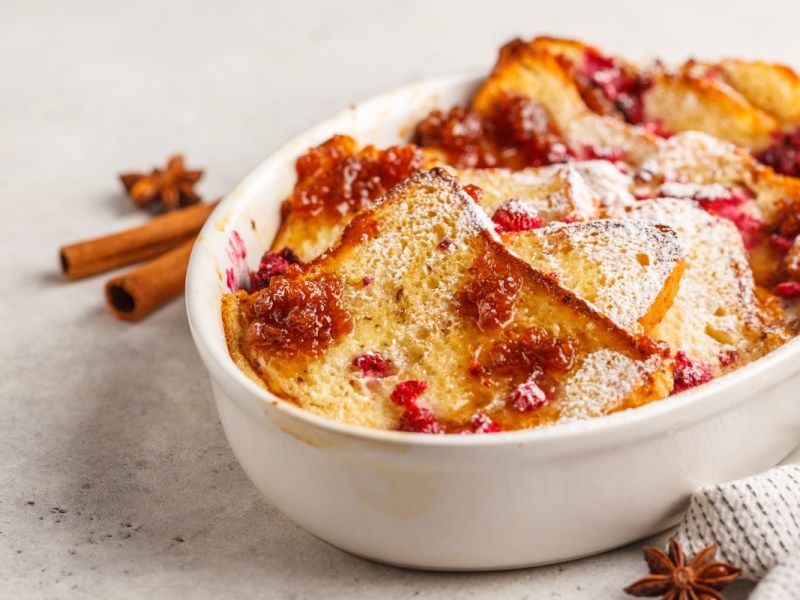 Ein French-Toast-Auflauf mit Himbeeren und Puderzucker.