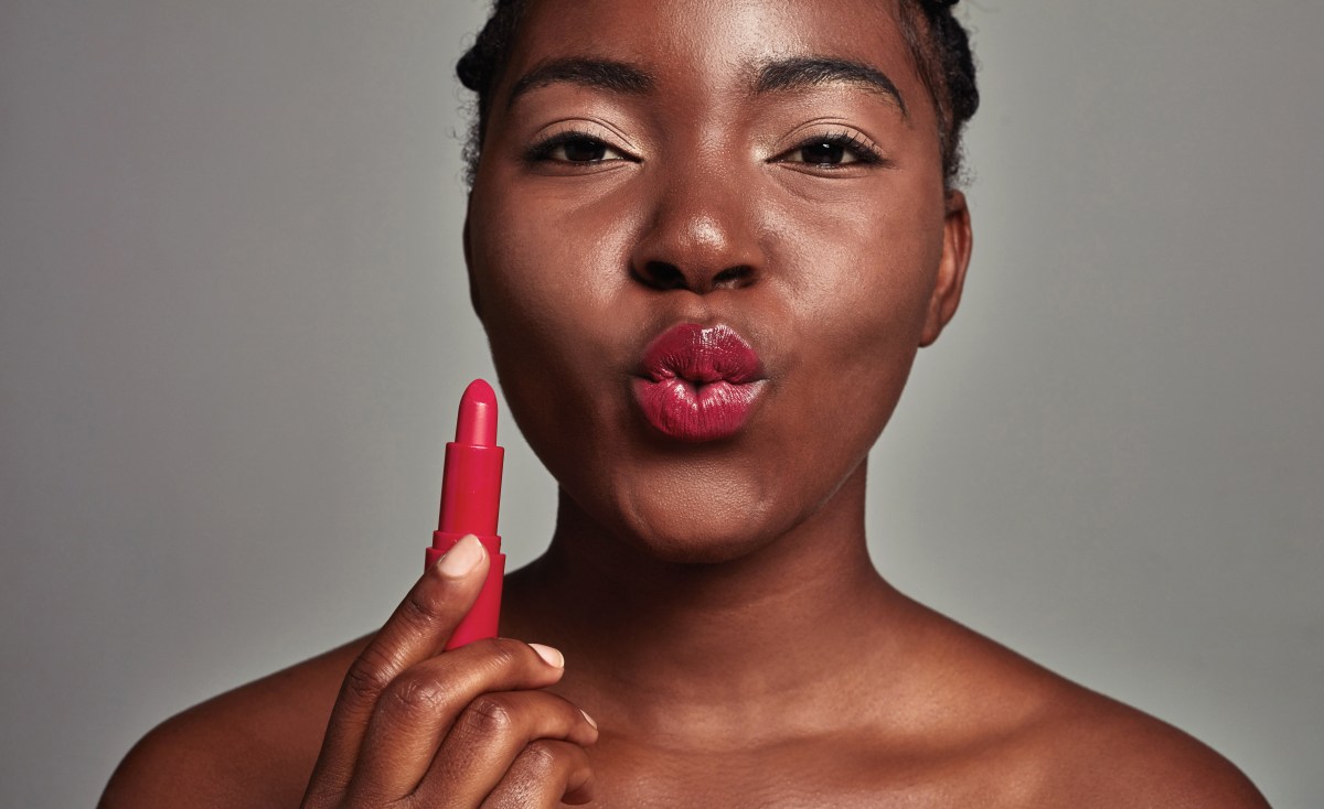 Frau trÃ¤gt Lippenstift auf