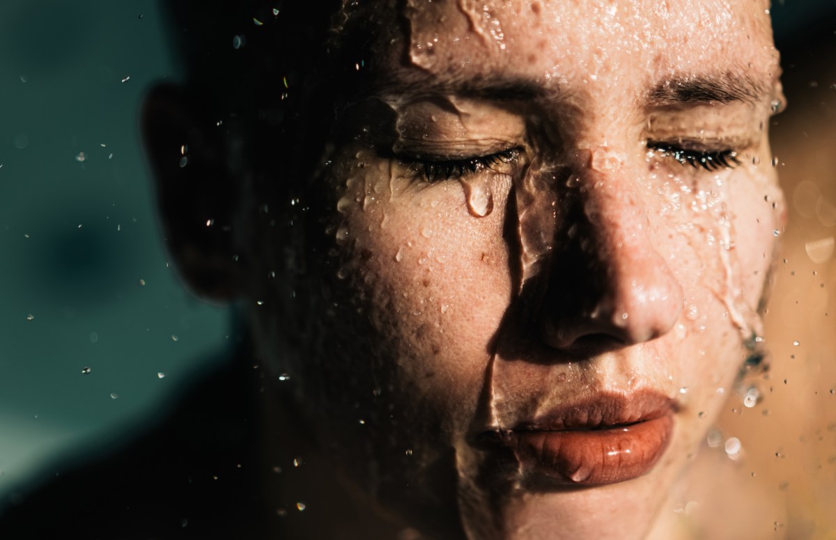 Frau mit Wasser im Gesicht