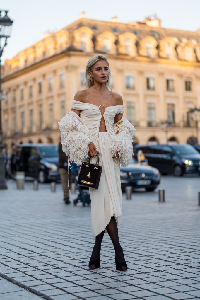 Caro Daur Look: im schulterfreien Schiaparelli-Kleid bei der Womenswear Spring/Summer 2025 Show während der Pariser Fashion Week am 26. September 26, 2024.