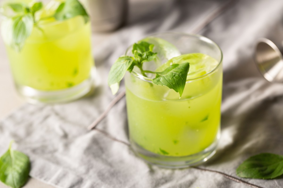 Zwei GlÃ¤ser Gin Basil Smash auf grauem Untergrund