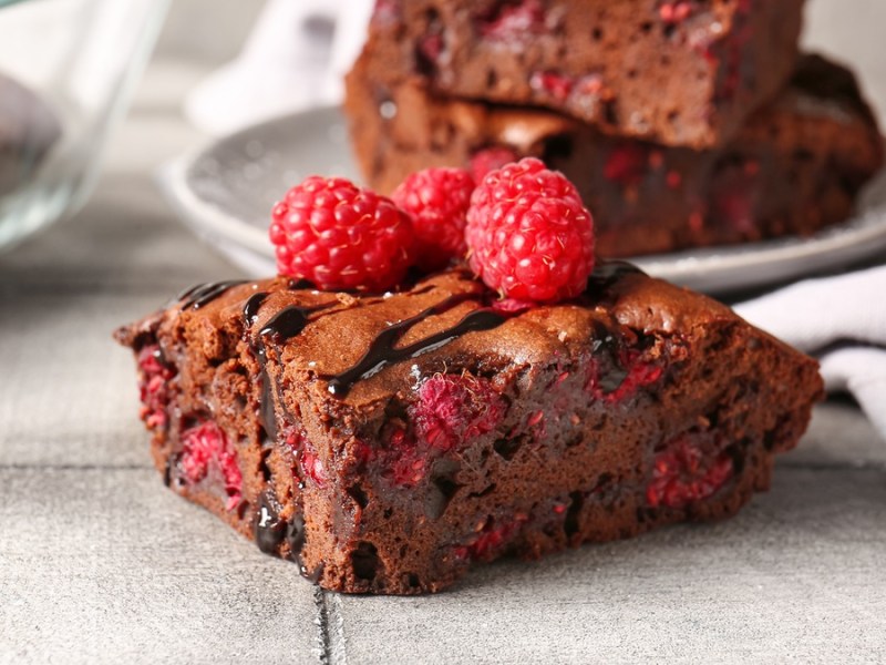 Himbeer-Brownies auf hellem Hintergrund.