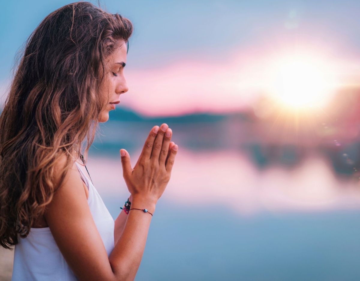 Frau Meditation Achtsamkeit Sonnenaufgang