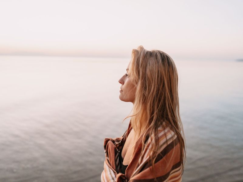 Frau Strand Meer Mindset Achtsamkeit