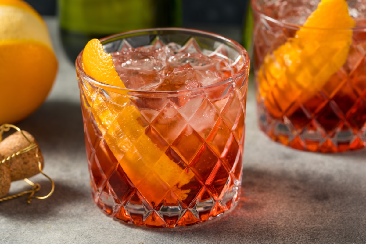 Zwei GlÃ¤ser Negroni Sbagliato mit einer Orangenspalte.