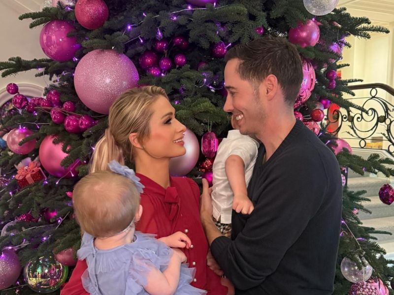 Weihnachtsdeko 2024: Paris Hilton und Familie